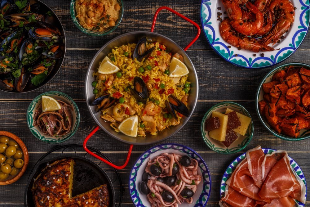 Traiteur cuisinant une paëlla géante